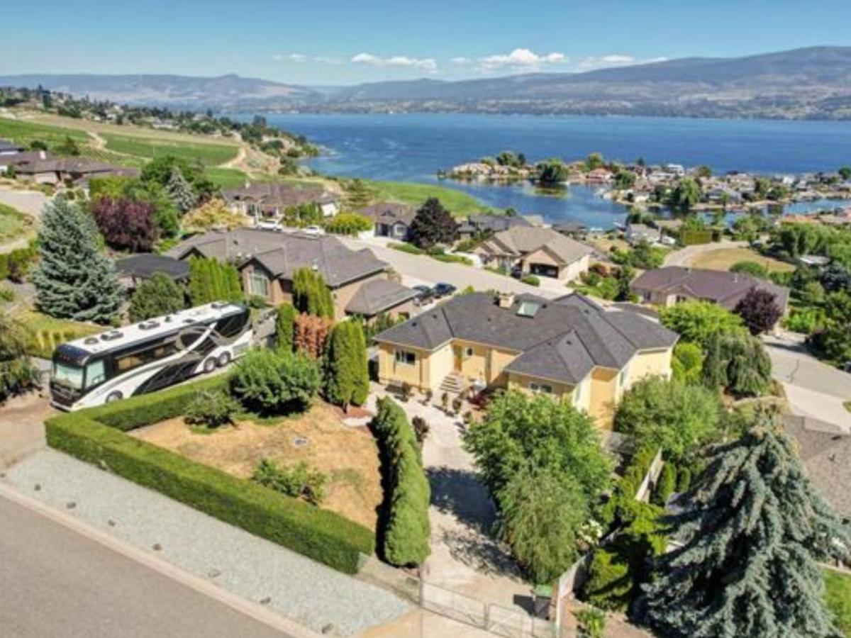 Lake View Yellow House By Winary Resort West Kelowna Eksteriør bilde