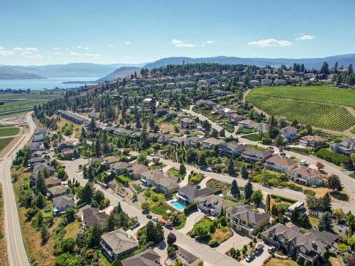 Lake View Yellow House By Winary Resort West Kelowna Eksteriør bilde