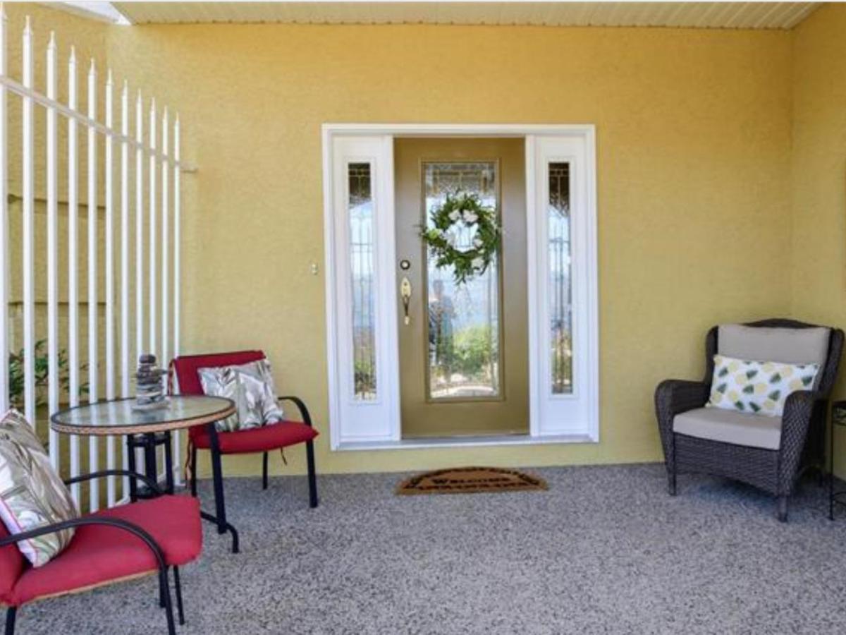 Lake View Yellow House By Winary Resort West Kelowna Eksteriør bilde